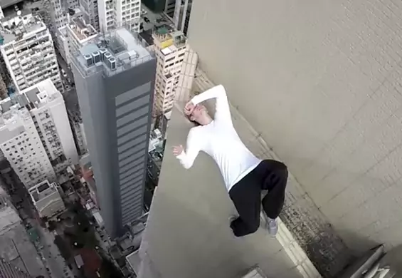 Kolejny gość ryzykuje życie na dachu wieżowca. Zobacz jego "szalony trening"