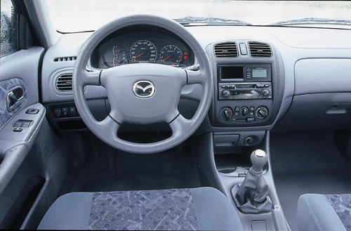 Mazda 323 - A ona jeździ i jeździ...