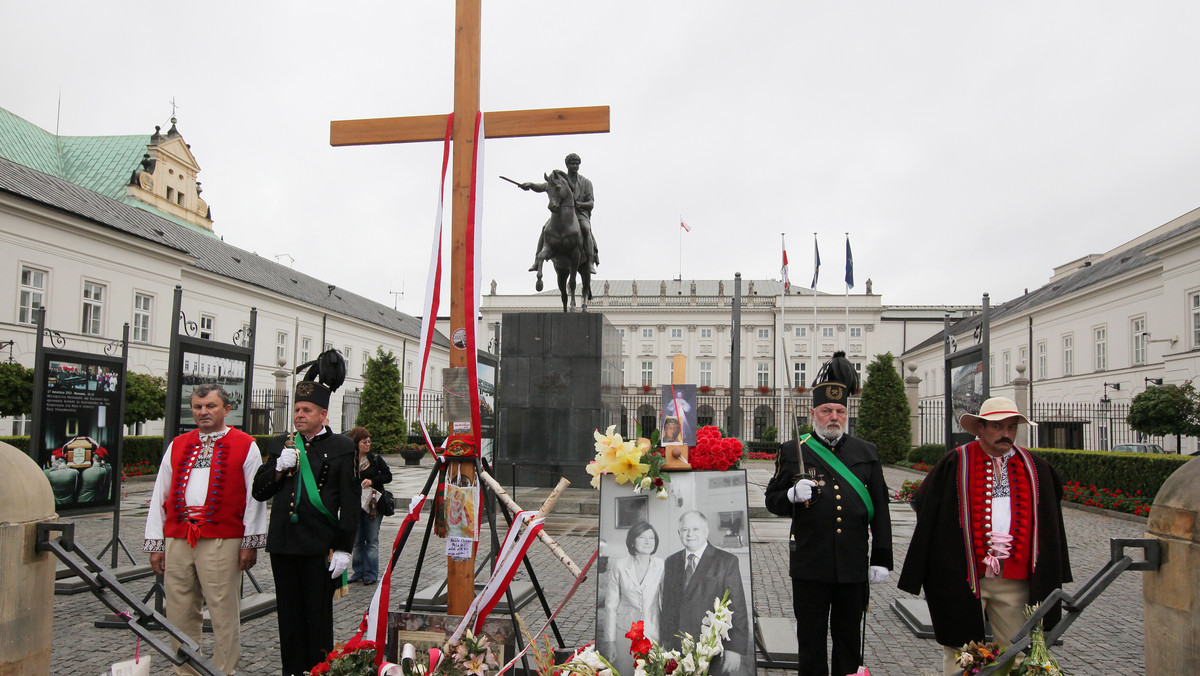 "Katyń trwa" - to jedno z haseł na transparentach przeciwników przenoszenia krzyża spod Pałacu Prezydenckiego. Kilkudziesięcioosobowa grupa spędziła na Krakowskim Przedmieściu całą noc, od wczesnego ranka schodzą się kolejni ludzie.