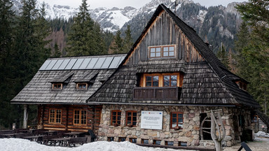 "Patoimpreza" w słynnym schronisku w Tatrach? Zarządcy reagują