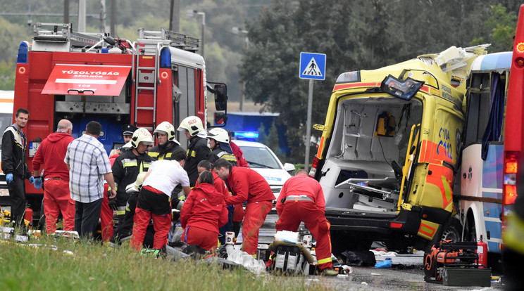 A mentőautó egy busszal ütközött, amin senki nem sérült meg. A mentőben ketten meghaltak, többen megsérültek /Fotó: MTI - Mészáros János