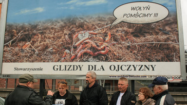 Pełzające robaki, polski orzełek i hasło "Wołyń pomścimy". Gdański billboard budzi wielkie emocje u nacjonalistów