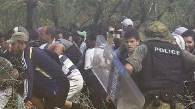Felénk tartanak a macedón határt áttörő menekültek