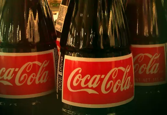 Czy Coca-Cola w szklanej butelce naprawdę jest smaczniejsza? Naukowcy tłumaczą, w jaki sposób jest to możliwe