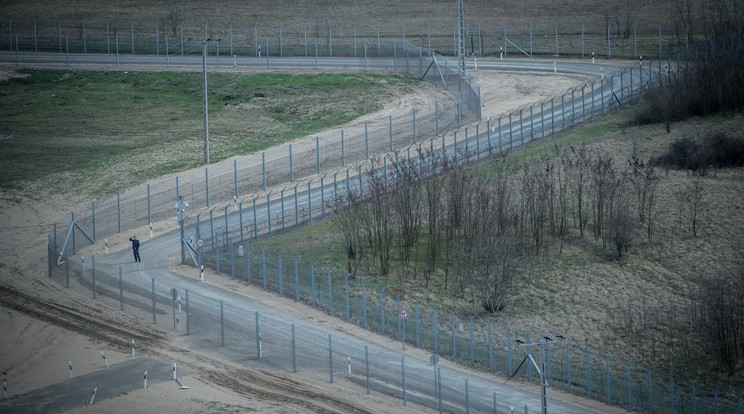 Három éve
zárta le a kormány a szerb határszakaszt 175
kilométeren /Fotó: kormany.hu