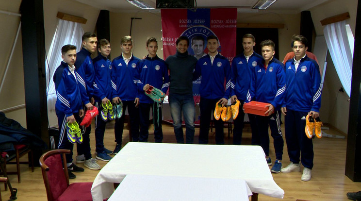 A fiatal játékosok boldogan pózoltak a Rudolf Gergely által ajándékozott cipőkkel /Fotó: nyiregyhazaspartacus.hu