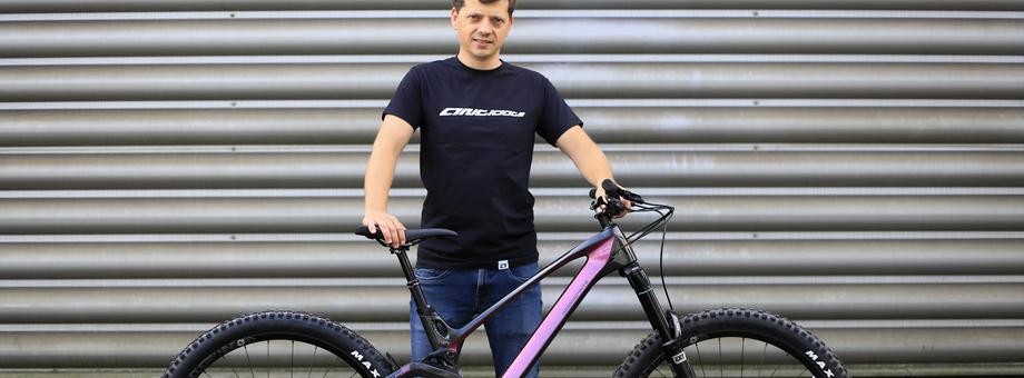 Paweł Marczak z rowerem marki Antidote Bikes