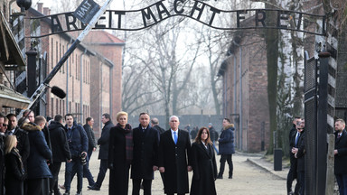 Andrzej Duda i Mike Pence zwiedzają Muzeum Auschwitz