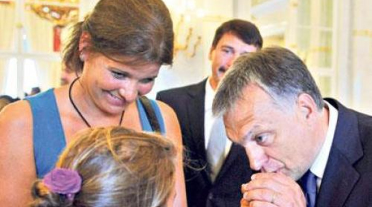 Egér lányának adott kézcsókot Orbán
