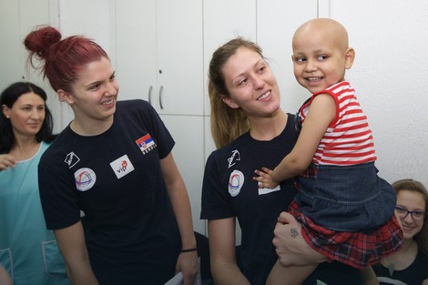 Mala heroina u zagrljaju sa Bojanom Živković u Tiršovoj juna 2015. godine