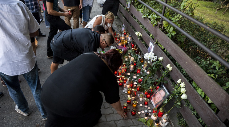 Gyertyákkal és virágokkal emlékeztek H. Csabára a bűntett helyszínén /Fotó: MTI - Mónus Márton