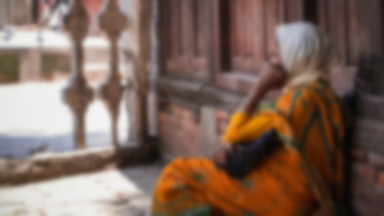 Nepal: Wygnano ją z domu, bo miała miesiączkę. Kobieta i jej małe dzieci nie żyją