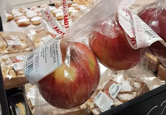 Z miłości do plastiku. Carrefour sprzedaje walentynkowe jabłka zapakowane w folię