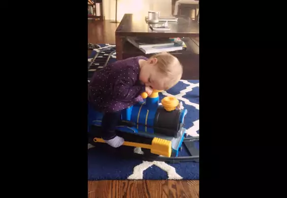 Dziecko zasnęło na zabawkowym pociągu. Przypomina rano w komunikacji miejskiej?