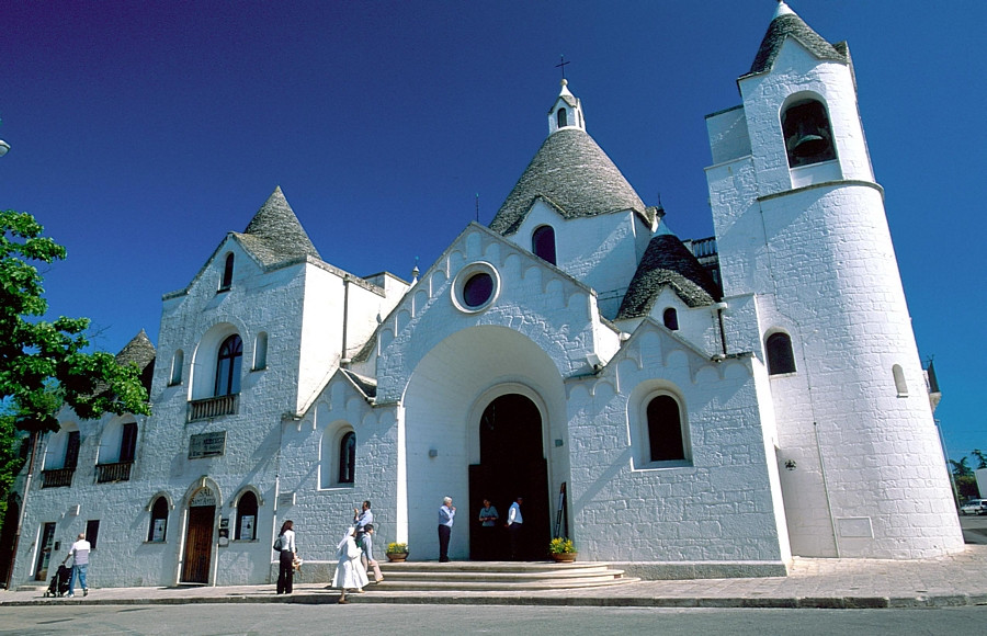 Kościół w Alberobello zbudowany w stylu trulli