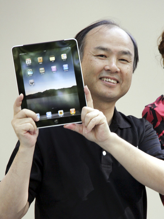 „Nadszedł czas, aby trzymać iPhone’a w prawej ręce, a iPada w lewej – tak jak samuraj z dwoma mieczami” – mówi Masayoshi Son, szef firmy Softbank dystrybuującej iPady w Japonii