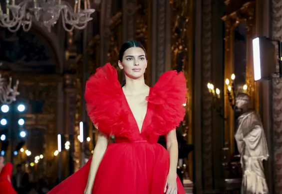 Kendall Jenner zachwycała na pokazie Giambattista Valli x H&M.  Niedługo kolekcja trafi do sklepów