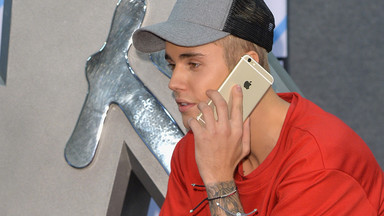 Justin Bieber nie ma telefonu komórkowego. Fani zarzucają mu kłamstwo