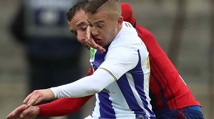 Az újpesti Zsótér Donát (elöl) és a fehérvári Fiola Attila a labdarúgó OTP Bank Liga 14. fordulójában játszott Újpest FC - Videoton FC mérkőzésen a Szusza Ferenc Stadionban 2017. október 28-án. / Fotó: Pozsonyi Zita