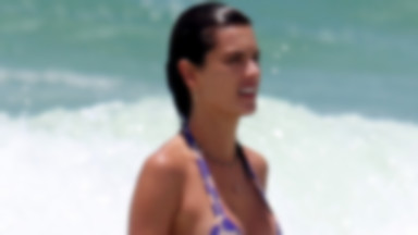 Alessandra Ambrosio wynurza się z oceanu. Co za ciało!