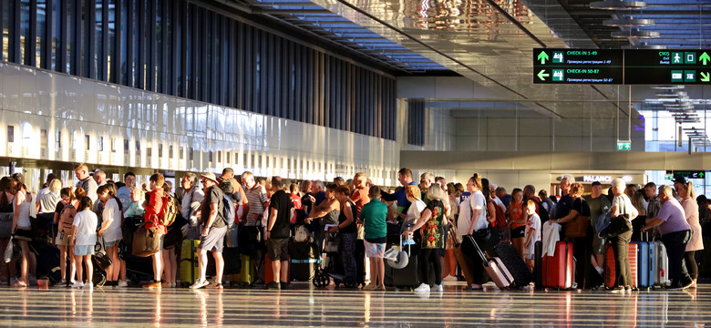 Setki pasażerów czeka godzinami w kolejce na lotnisku. Nigdzie nie polecą