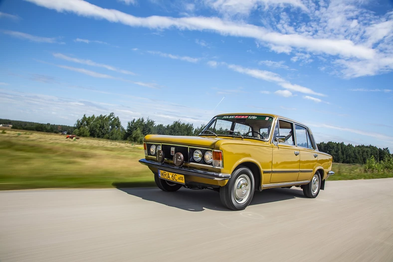 Oliwkowy Fiat (kod lakieru L57) został wyprodukowany w 1977 roku, dlatego auto nie ma już uchylnych trójkątnych szyb (tzw. fletnerek). Od tego momentu rozpoczął się proces zubażania auta i pogarszania jego jakości, który osiągnął apogeum 
na początku lat 80.