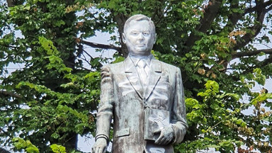 Oblał farbą pomnik Lecha Kaczyńskiego. Uciekł rowerem, ale zapomniał o jednym