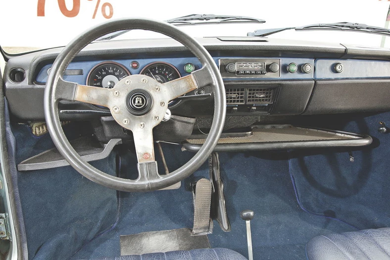 Pierwszy właściciel wyposażył swego VW 412 dodatkowo w: automatyczną skrzynię biegów, czworo drzwi, pakiet L, wtrysk paliwa D-Jetronic, radio czy grubsze dywaniki – jak na tamten czas istne szaleństwo. Zresztą nawet zamiast standardowej kierownicy w tym przypadku zastosowano sportową