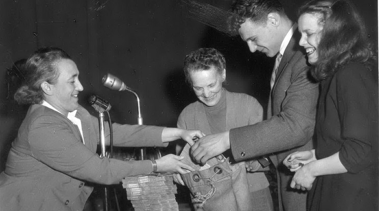 Ring Sándorné, lányával, Maricával vette át az 1957-ben nyert 850 ezer forintot / Fotó: SZRT