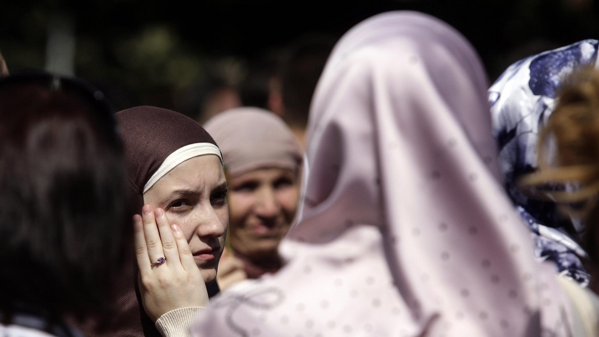 Około dwóch tysięcy muzułmanów demonstrowało w piątek w Prisztinie, stolicy Kosowa, domagając się budowy wielkiego meczetu w centrum miasta i zniesienia zakazu noszenia muzułmańskich chust przez uczennice szkół publicznych.