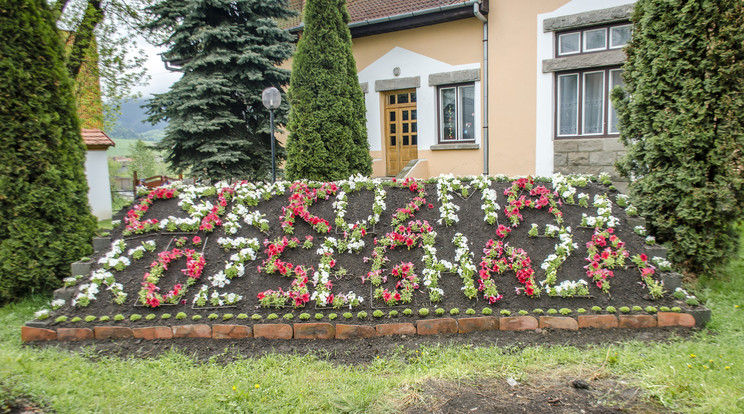 Ilyen feliratot készítettek a községháza elé / Fotó:  Pinti Attila ,Székelyhon
