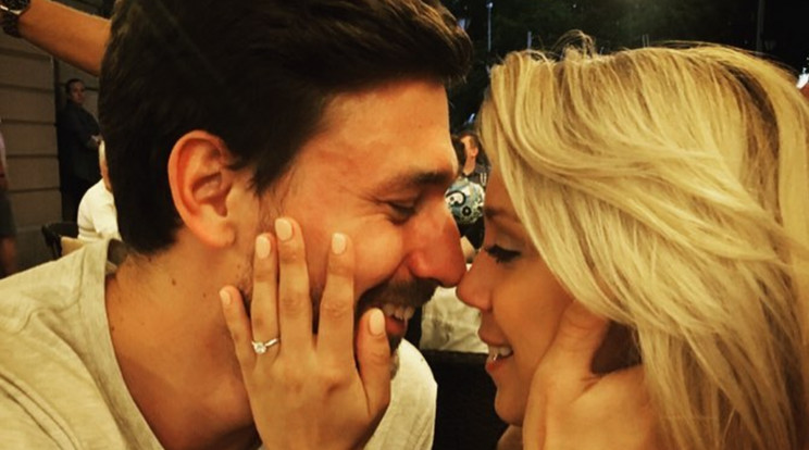 Kiss Ramóna ezzel a képpel – amelyen jól látszik a gyűrű is – jelentette be, kedvese megkérte a kezét /Fotó: Instagram