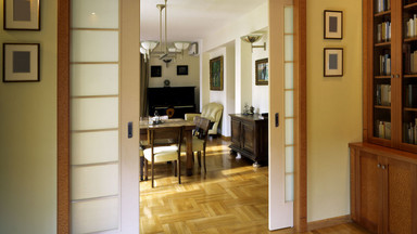 Drzwi przesuwne naścienne i chowane w ścianie - świetne do małego mieszkania, ale nie tylko