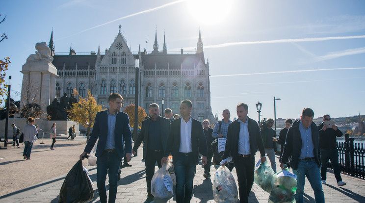 Az MSZP-sek
ígéretükhöz híven szeméttel vonultak a Parlament elé /Fotó: MTI - Balogh Zoltán