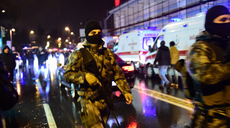 A török fővárosban gépfegyveres katonák, rendőrök járőröznek / Fotó:AFP