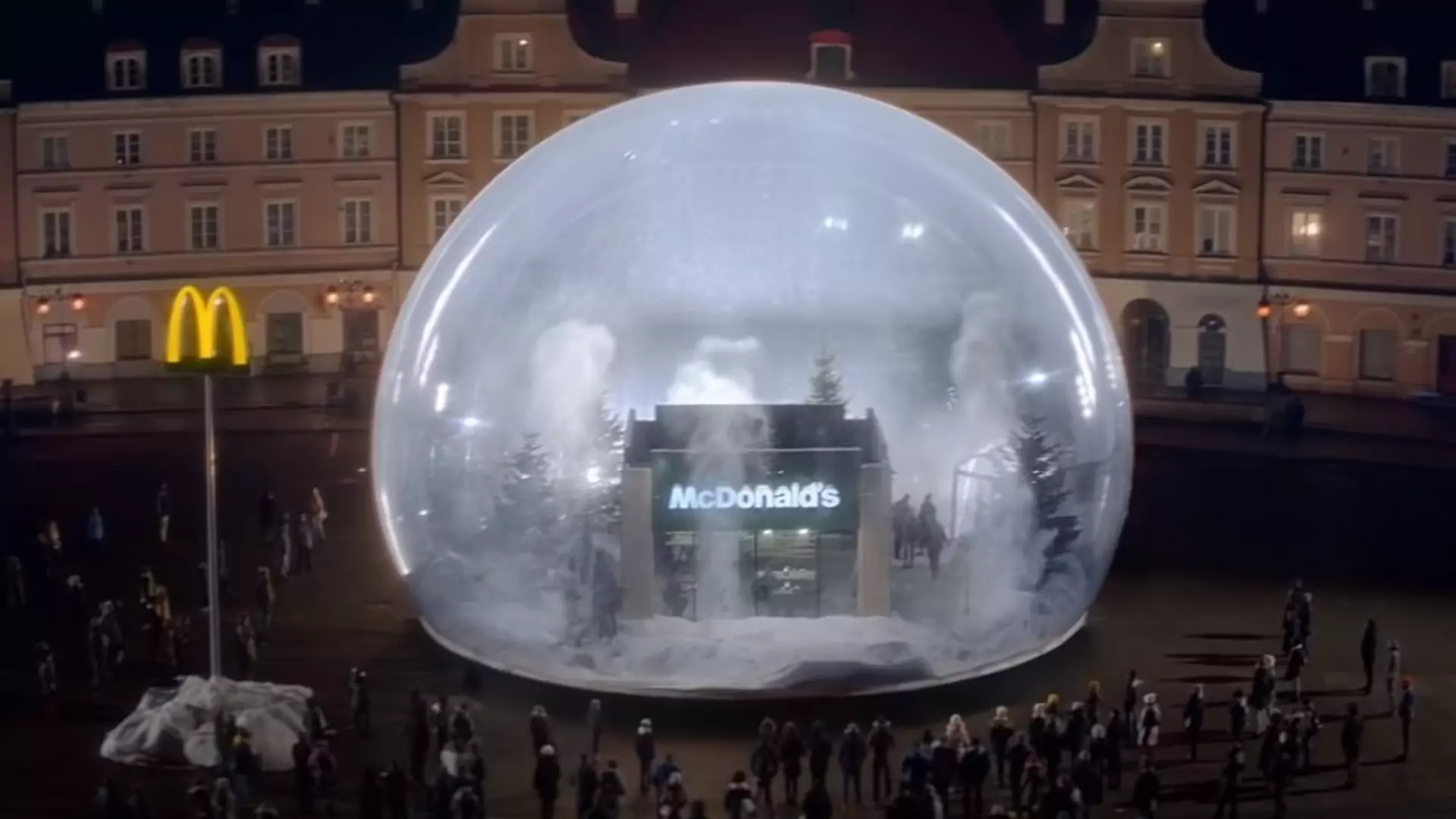 McDonald's postawił w Lublinie kulę śniegową z mini-restauracją w środku. Do sieci trafiło wideo z akcji