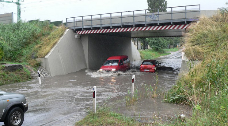 Érden az aluljáróban a kocsik tengelyéig ért a víz, de ennél is több esőt 
kapott a keleti országrész /Fotó: idokep.hu