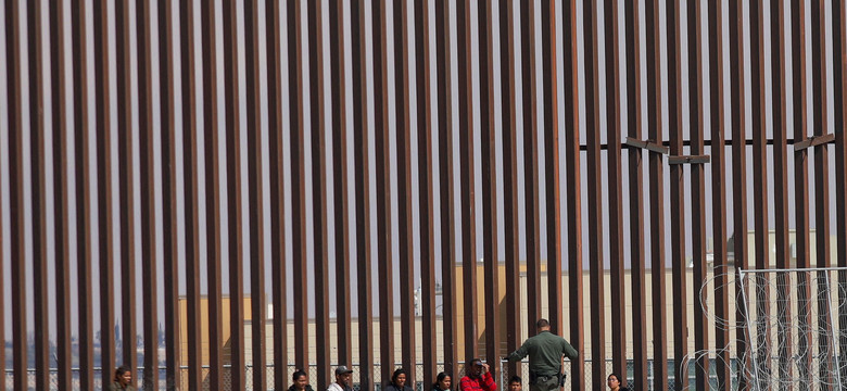 Granicę USA-Meksyk przekracza coraz więcej osób. Profil imigracji się zmienia