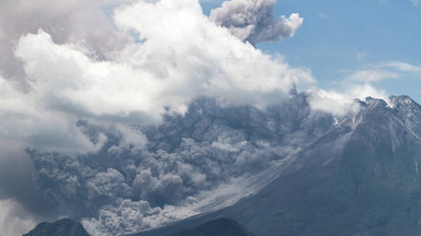 "Ojciec wszystkich wulkanów Indonezji" przemówił. Nagle zrobiło się ciemno jak w nocy [WIDEO]