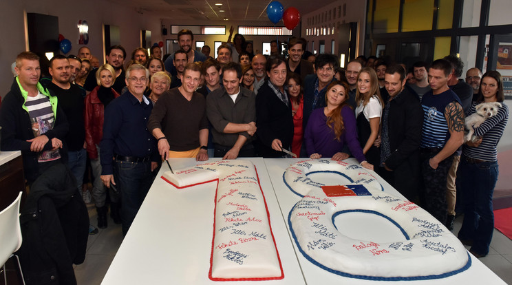 A stáb minden
tagja kapott
egy szeletet
a szülinapi
tortából / Fotó: RTL Klub