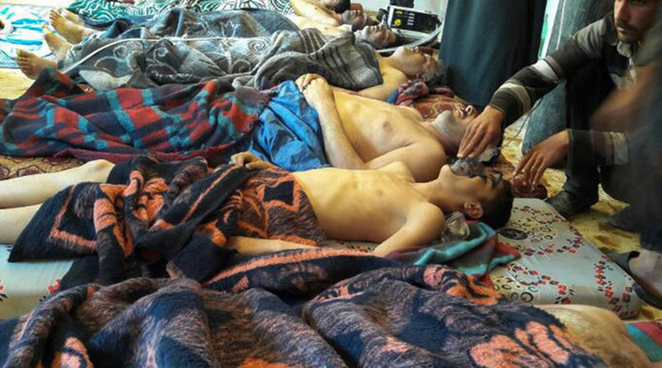 Gáztámadás sérültjeit kezelik Szíriában /Fotó: MTI