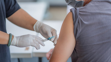 Brytyjski rząd zachęca młode osoby do szczepień zniżkami 