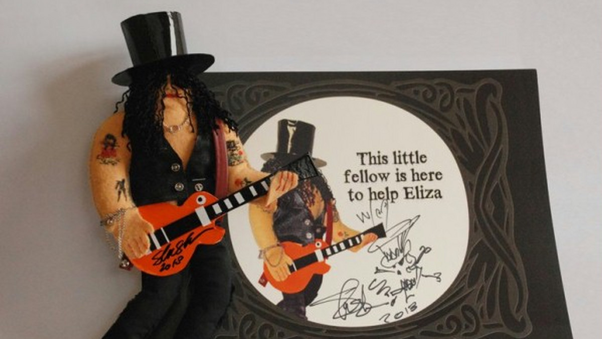 "MMPoznań": Muzyk podpisał się na lalce, która jest jego podobizną. Zabawka trafi na aukcję.