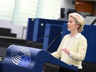 Ursula von der Leyen, przewodnicząca Komisji Europejskiej, chce, by całkowity zakaz importu rosyjskiej ropy zaczął obowiązywać w Unii Europejskiej za pół roku, a produktów rafinowanych— do końca 2022 r. Bruksela, 4 maja 2022 r.