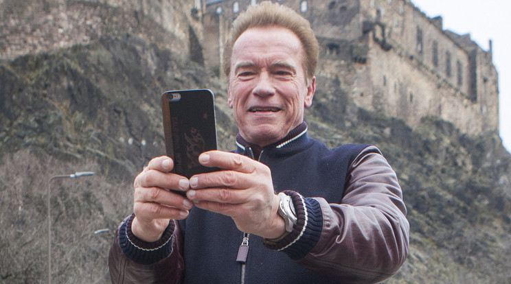 Arnold Schwarzenegger az edinburghi vár
előtt fotózta magát / Fotó: Northfoto