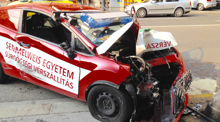 Oszlopnak csapódott a vérszállító autó / Fotó: Blikk