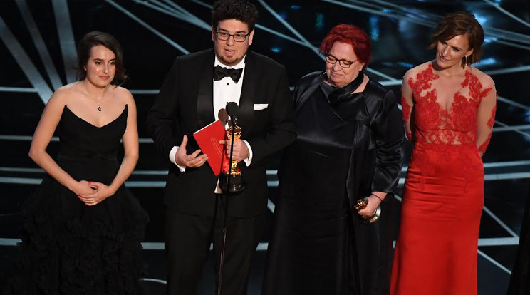 Szamos Zsófia magyar tervezésű ruhája  kiemelkedett az idei Oscar-gálán, főként piros színe miatt /Fotó: AFP