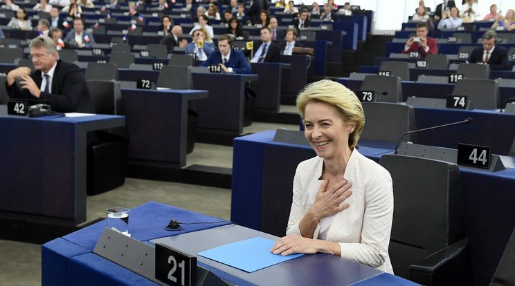 Ursula von der Leyen láthatóan megkönnyebbült, 9 szavazaton múlt a sorsa /Fotó: MTI/Koszticsák Szilárd