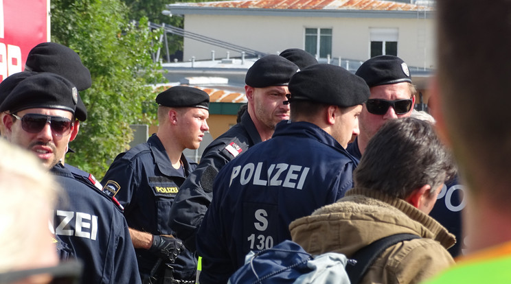 Képünk illusztráció, 2015-ben készült, amikor a salzburgi rendőröket kivezényelték az osztrák határok védelmére /Fotó: Northfoto