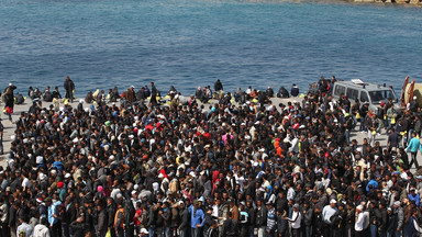 Do Paryża przybywają migranci z Lampedusy